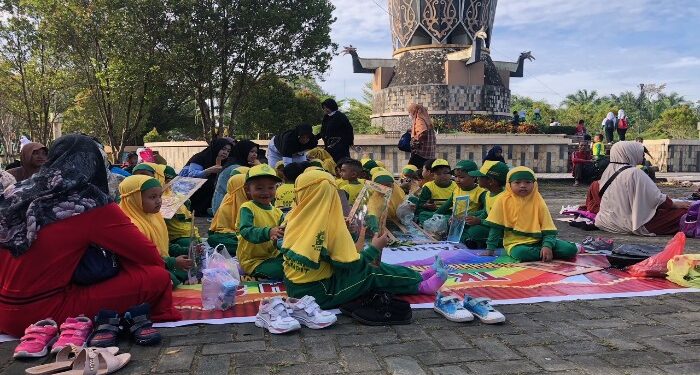 FOTO: DIAN/MATA KALTENG - Kegiatan belajar mengajar di alam terbuka yang dilakukan TK Aisyiyah Bamaang.