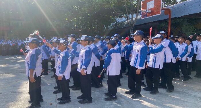 Foto:DIAN/MATA KALTENG - Sejumlah pelajar di SMPN 2 Sampit saat berbaris di lapangan.
