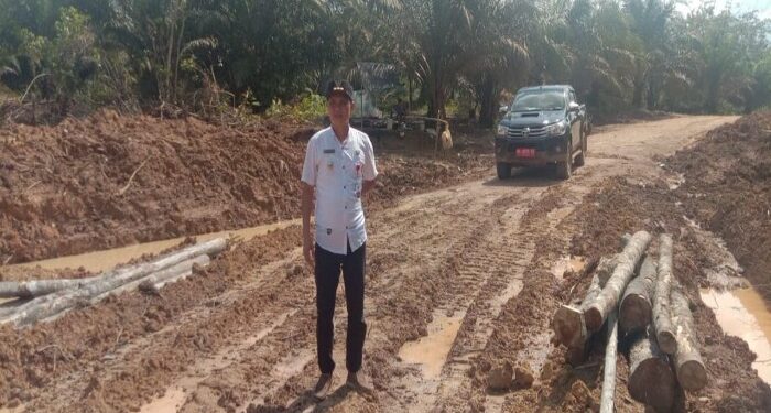 FOTO : IST/MATAKALTENG - Camat Mentaya Hulu Muhammad Indra saat memantau jalan utama menuju wilayahnya yang rusak, belum lama ini.