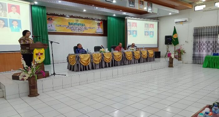 FOTO : DISKOMINFO SANTIK/MATA KALTENG - Wakil Bupati Gumas Efrensia LP Umbing (berdiri) didampingi Asisten I Lurand, Asisten III Letus Guntur dan Kepala Bapperida Yantrio Aulia, saat memberikan arahan pada kegiatan rakordalev pembangunan tahun 2023 serta evaluasi realisasi APBD triwulan I tahun 2024, di aula kantor bapperida, Jumat, 19 April 2024.