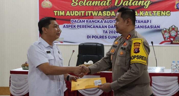 FOTO : HUMAS POLRES GUMAS/MATA KALTENG - Kapolres Gumas AKBP Theodorus Priyo Santosa menerima dokumen rekomendasi hasil audit yang diserahkan oleh Ketua Tim Audit Itwasda Polda Kalteng Kombes Pol Andiyatna, Kamis, 18 April 2024.
