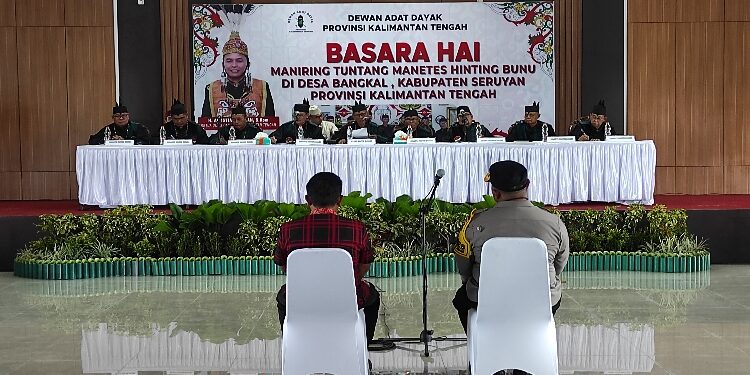 FOTO: OLIVIA/MATAKALTENG - Proses Sidang Adat Perdamaian Basara Hai Maniring Tuntang Hinting Bunu di Desa Bangkal, Kabupaten Seruyan, bertempat di Aula Kaharingan Center, Kota Palangka Raya. 