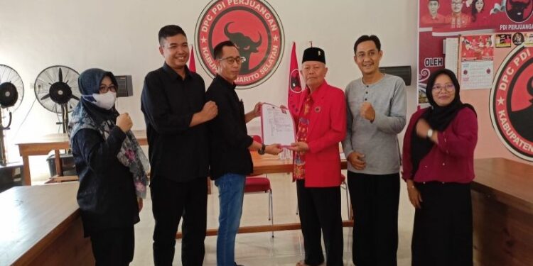FOTO: MATAKALTENG - Saat Jarliansyah mendaftarkan dirinya ke DPC PDIP Barsel.