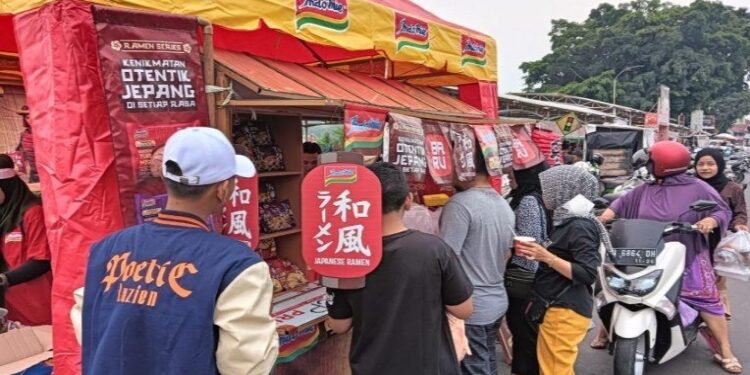 FOTO: IST/MATAKALTENG - Kawasan jalan Merdeka Raya, tepatnya di depan Taman Iring Witu yang selalu diserbu masyarakat untuk mencari berbagai macam kuliner yang dijual.