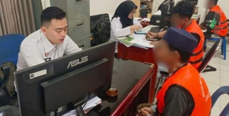 FOTO : LAPAS/MATA KALTENG - Sejumlah warga binaan di lapas Sampit yang mengikuti penelitian kemasyarakatan oleh PK Bapas Sampit, 17 April 2034.