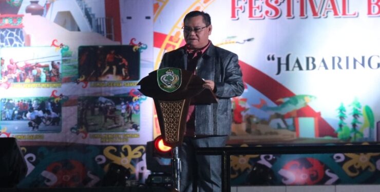 FOTO : IST/MATAKALTENG - Bupati Kotim Halikinnor saat membuka Festival Budaya Isen Mulang, Sabtu 20 April 2024.