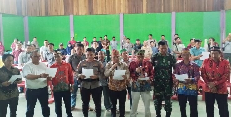 FOTO : IST/MATA KALTENG - Deklarasi tolak pencurian buah kelapa sawit dari masyarakat dan Forkopimcam Kecamatan Mentaya Hulu dan Bukit Santuai.
