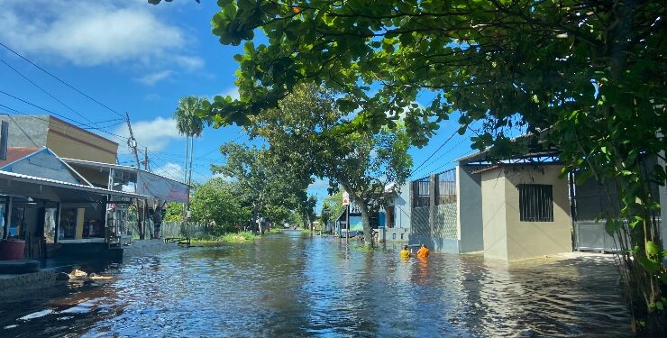 FOTO : DIAN/MATA KALTENG - Bencana banjir yang terjadi di jalan Suprapto selatan, Sampit, Kotim belum lama ini.