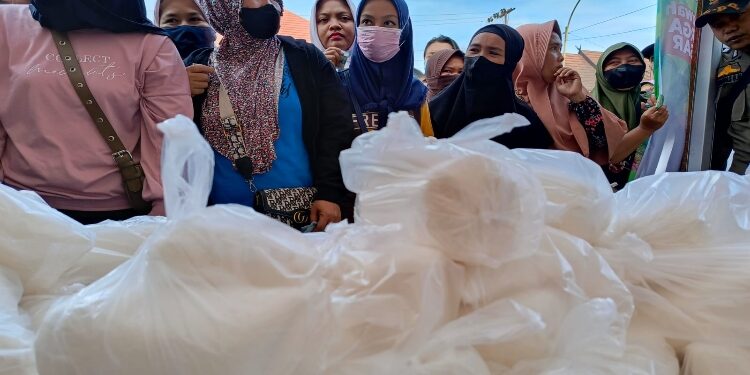 FOTO: DEVIANA/MATAKALTENG - Gula menjadi sasaran ibu rumah tangga saat pasar murah belum lama ini. 
