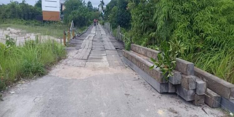 FOTO: IST/MATA KALTENG - Kondisi jembatan Sei Miwan yang berkonstruksi kayu, di Desa Tumbang Miwan, Kecamatan Kurun, belum lama ini.
