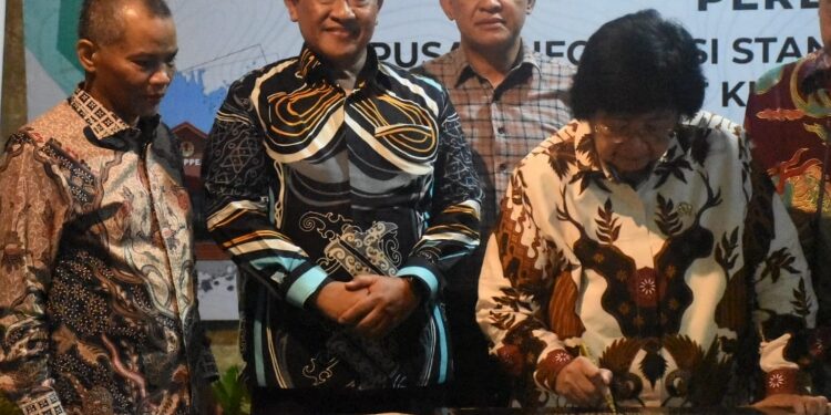 FOTO: IST/MATAKALTENG - Wagub Kalteng Edy Pratowo mendampingi Menteri LHK RI Siti Nurbaya Bakar meresmikan Pusat Informasi Standar dan IPTEK Gambut: Camppeat KHDTK Tumbang Nusa.