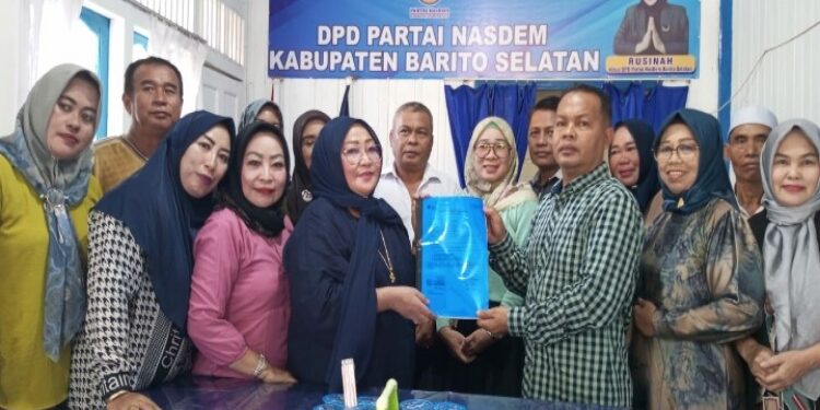 FOTO: IST/MATAKALTENG - Ketua DPD Partai Nasdem Barsel Rusinah Andelen saat menerima berkas pendaftaran H Fery Supian di Kantor Partai Nasdem di Buntok.