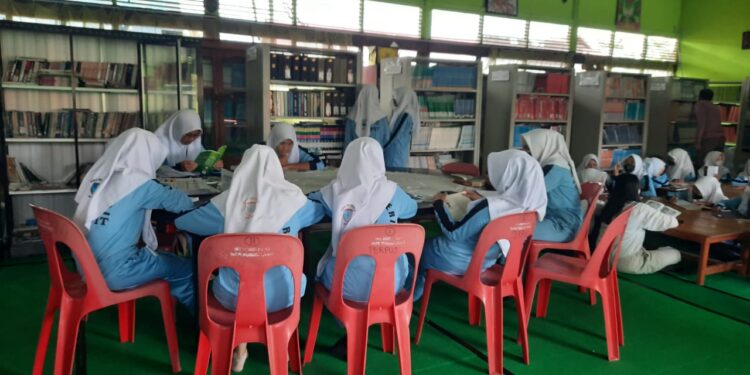 FOTO: IST/MATA KALTENG - Kegiatan membaca di SMAN 3 Sampit.