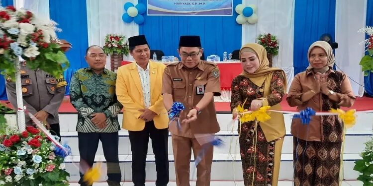 FOTO: PROKOM SERUYAN/MATA KALTENG - Asisten Perekonomian dan Pembangunan Setda Seruyan, Adhian Noor (tiga dari kanan) saat menghadiri agenda peresmian Sentra Layanan Universitas Terbuka di Gedung Serba Guna Kuala Pembuang, Senin 22 April 2024.