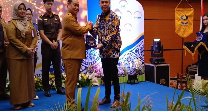 FOTO : DEVIANA/MATAKALTENG - Bupati Kotim Halikinnor saat menerima plakat dari Pimpinan Hiswana Migas Kotim Excel Barang, Senin 22 April 2024.