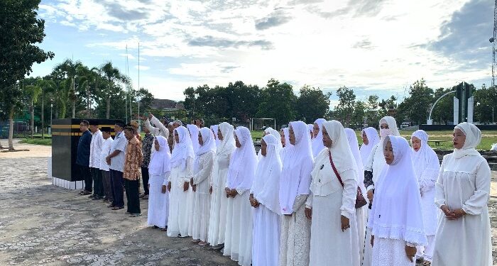 Foto : AKH/MATAKALTENG - Calon Jamaah Haji Kabupaten Sukamara saat mengikuti pembukaan manasik haji.