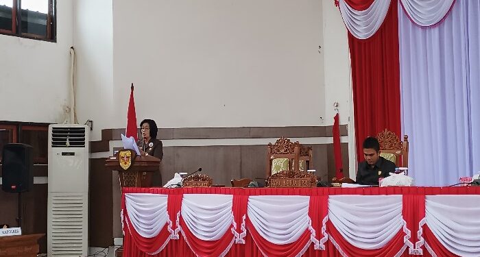 FOTO : DISKOMINFO SANTIK/MATA KALTENG - Wakil Bupati Gumas Efrensia LP Umbing saat menyampaikan pidato jawaban pemkab atas pandangan umum fraksi-fraksi pendukung dewan atas LKPj bupati tahun 2023, pada rapat paripurna ke-3 masa persidangan II tahun sidang 2024, Senin, 22 April 2024.