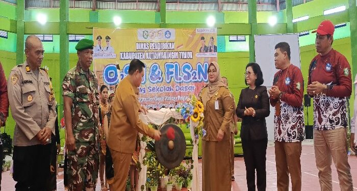 FOTO : DEVIANA/MATAKALTENG - Bupati Kotim Halikinnor didampingi wakilnya Irawati dan lainnya saat membuka kegiatan O2SN Dan FLS2N dengan ditandai pemukulan gong, Senin 22 April 2024.