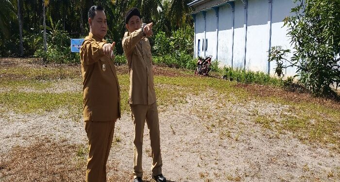 FOTO : DEVIANA/MATAKALTENG - Bupati Kotim Halikinnor didampingi Kadis Perikanan Kotim Ahmad Sarwo Oboi  saat meninjau lokasi, Senin 22 April 2024.