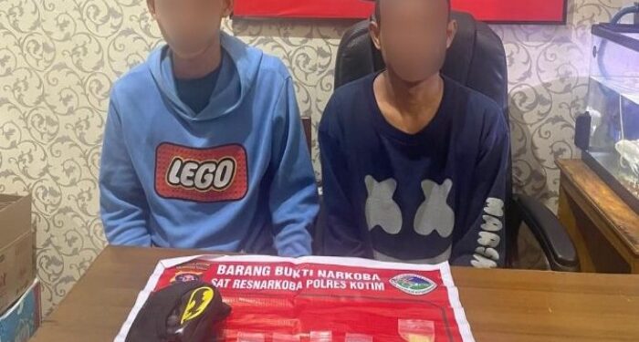 FOTO: IST/MATAKALTENG - Kedua tersangka saat diamankan Satresnarkoba Polres Kotim.