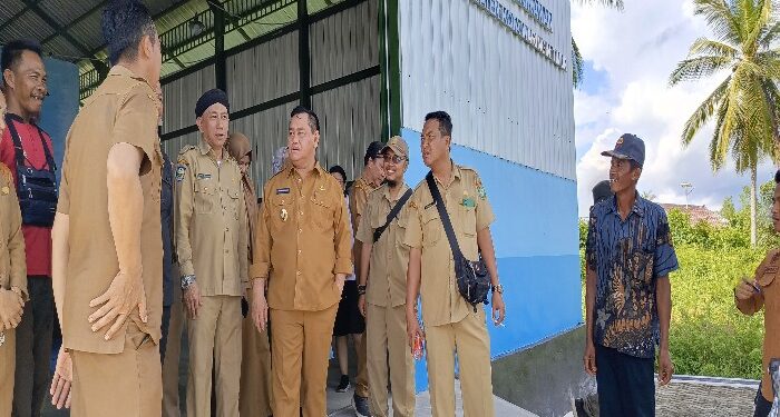 FOTO : DEVIANA/MATAKALTENG - Bupati Kotom Halikinnor saat meninjau pabrik pakan ikan, Senin 22 April 2024.