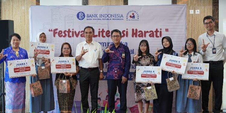 FOTO: IST/MATAKALTENG - Foto bersama usai penandatanganan Memorandum of Understanding (MoU) bersama Dinas Perpustakaan dan Arsip Provinsi Kalimantan Tengah dan 5 sekolah penerima BI Corner.