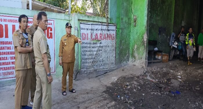 FOTO : DEVIANA/MATAKALTENG - Bupati Kotim Halikinnor saat meninjau depo sampah di Jalan Pelita, Senin 22 April 2024.