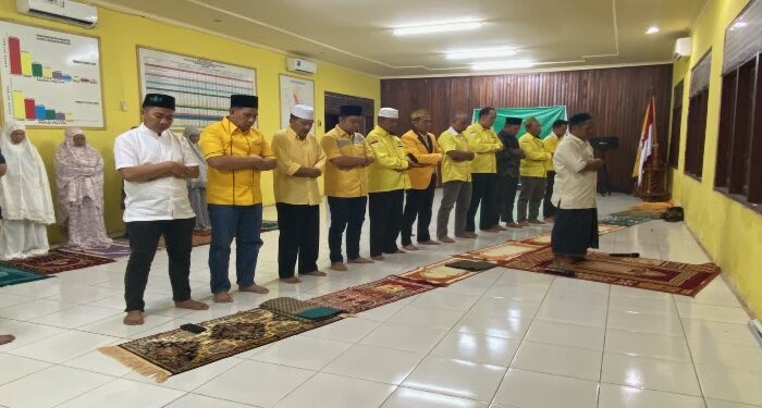 Foto: DIAN/MATA KALTENG - Sejumlah kader Partai Golkar Kotim saat sholat hajat sebelum pendaftaran Bacaleg dalam Pileg Februari 2024 lalu.