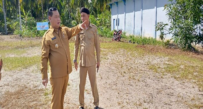 FOTO : DEVIANA/MATAKALTENG - Bupati Kotim Halikinnor didampingi Kadis Perikanan Ahmad Sarwo Oboi, Senin 23 April 2024.