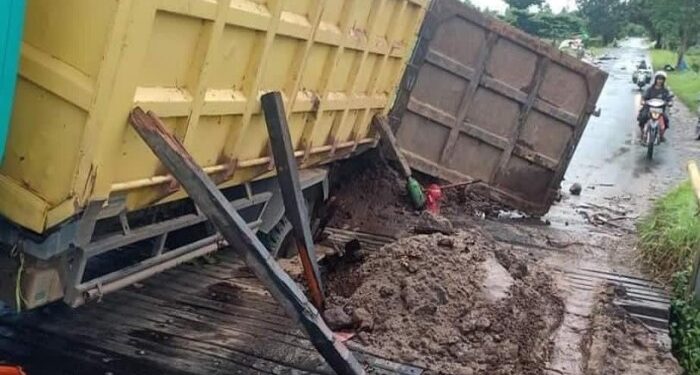 Foto: Dok/MATA KALTENG - Truk yang terperosok karena kelebihan muatan di Jembatan Patah, Kapten Mulyono.