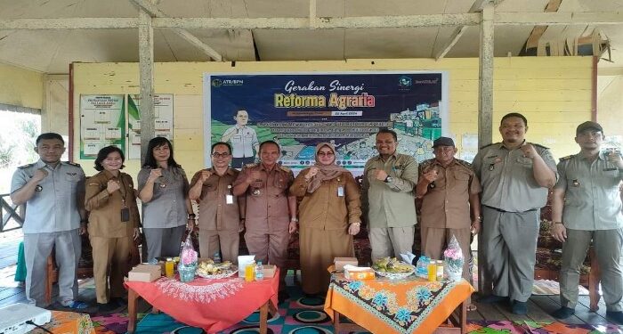 FOTO : IST/MATAKALTENG - Wakil Bupati Kotim Halikinnor Irawati bersama BPN Kotim dan Camat Seranau, belum lama ini.