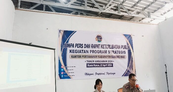 FOTO : BPN GUNUNG MAS/MATA KALTENG - Kepala BPN Kabupaten Gumas M. Zubaidi Noor (pegang mikrofon) didampingi Kasubag Tata Usaha Eka Listiyaningsih, menyampaikan program strategis BPN setempat di tahun 2024, Selasa, 23 April 2024.