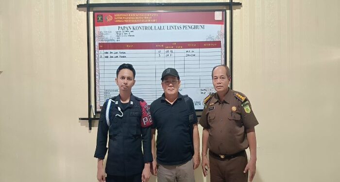 FOTO: IST/MATAKALTENG - Tersangka Hok Kim Alias Acen saat tiba di Lapas Sampit, usai diserahkan oleh Kejari Kotim.