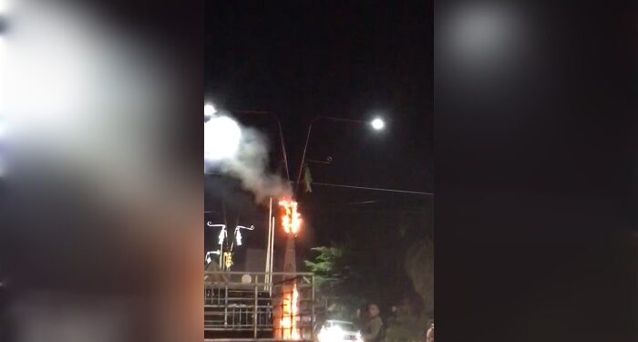 FOTO: IST/MATA KALTENG- Tiang PJU yang mengalami kebakaran diduga akibat korsleting listrik di Jalan Tjilik Riwut Km 1, Kota Sampit. Selasa, 23 April 2024.