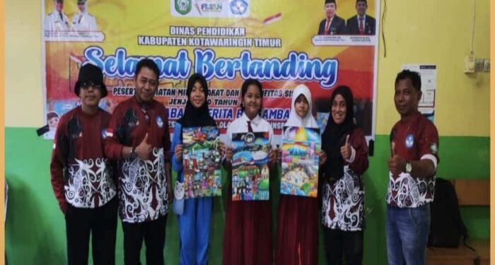 Foto: DISDIK/MATA KALTENG - Peserta lomba cerita bergambar dalam FLS2N tingkat kabupaten saat menunjukkan karyanya.