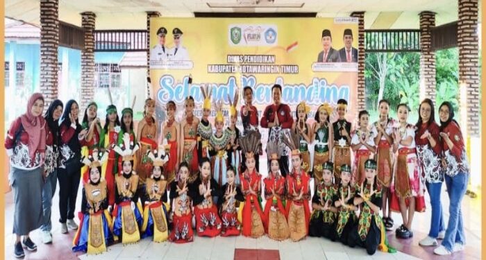 FOTO: DISDIK/MATA KALTENG - Peserta lomba menari tingkat SD dalam FLS2N tingkat Kabupaten Kotim.