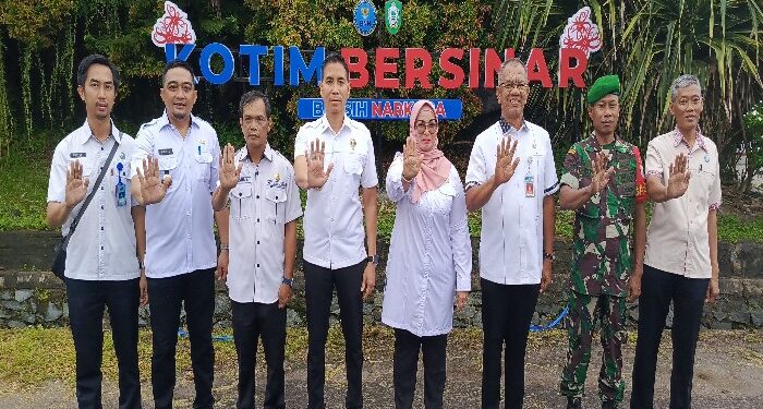 FOTO : DEVIANA/MATAKALTENG - Kepala BNNP Kalteng bersama Wakil Bupati Kotim Irawati usai meresmikan Branding Kotim Bersinar, Rabu 24 April 2024.
