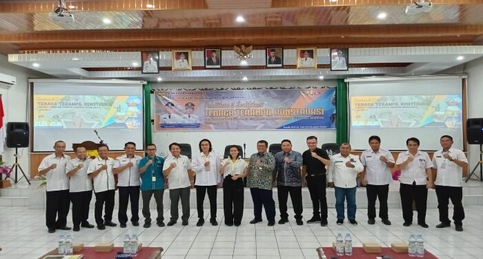 FOTO : DISKOMINFO SANTIK/MATA KALTENG - Bupati Gumas Jaya S Monong yang diwakili Kepala Dinas Pekerjaan Umum Baryen, perwakilan Balai Jasa Konstruksi Wilayah V Banjarmasin Boma Rizkiko, berfoto bersama dengan para peserta pelatihan dan sertifikasi tenaga terampil konstruksi pengawas pekerjaan struktur bangunan gedung madya jenjang 5 tahun 2024, di aula kantor bapperida, Rabu, 24 April 2024.
