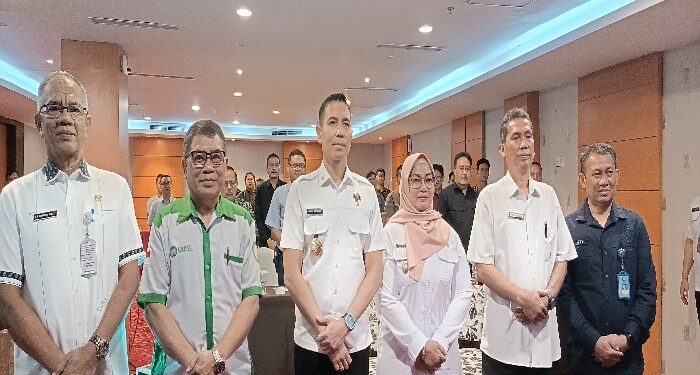 FOTO : DEVIANA/MATAKALTENG - Ketua BNK Kotim Irawati bersama dengan  Kepala BNNP Kalteng serta pihak perusahaan di Kotim, Rabu 24 April 2024.