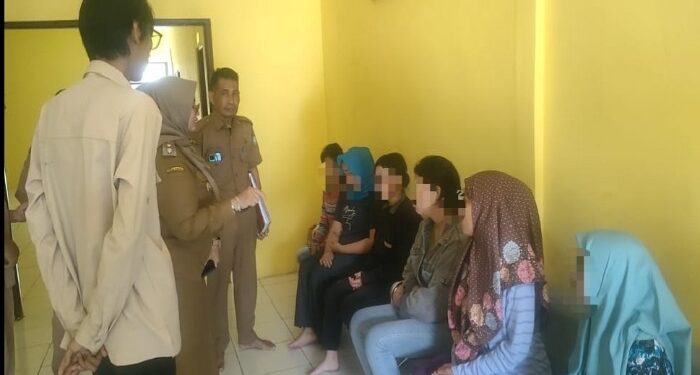 FOTO : IST/MATAKALTENG - Wakil Bupati Kotim Irawati saat berbincang dengan orang terlantar, Selasa 23 April 2024.