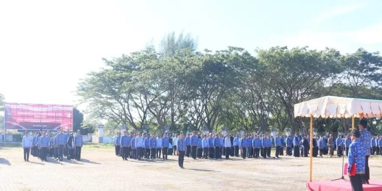 FOTO: PROKOM SERUYAN/MATA KALTENG - Suasana saat apel peringatan Hari Otonomi Daerah yang dilaksanakan di Halaman Kantor Bupati Seruyan, Kamis 25 April 2024.