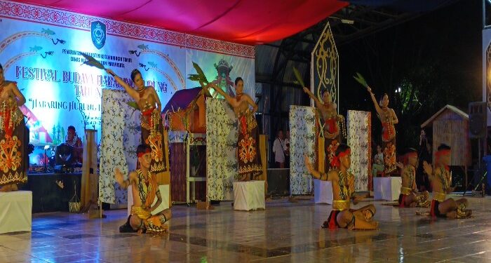 FOTO : DEVIANA/MATAKALTENG - Penampilan peserta tari dari Kecamatan MHU di Festival Budaya Isen Mulang, Rabu 24 April 2024 malam.