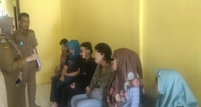 Foto: IST/MATA KALTENG - Wakil bupati Kotim Irawati saat menyambanginya enam orang terlantar di Kotim, 24 April 2024.