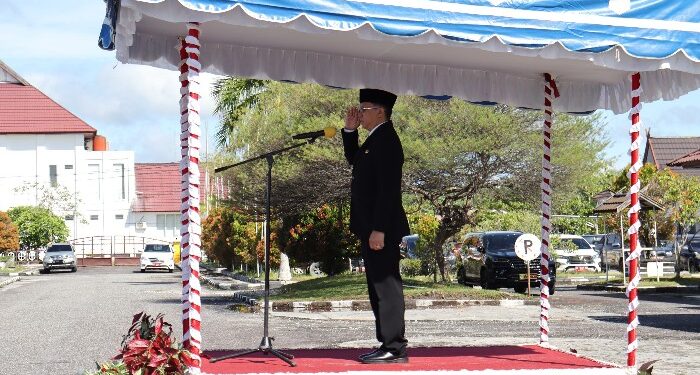 FOTO : DISKOMINFO SANTIK/MATA KALTENG - Sekda Gumas Richard menjadi irup pada upacara peringatan hari otonomi daerah ke-XXVIII, di halaman kantor bupati setempat, Kamis, 25 April 2024.