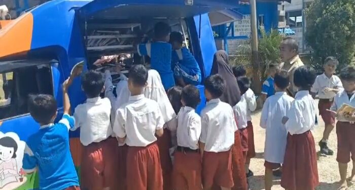 FOTO: MATAKALTENG - Antusias Siswa Siswi Sekolah Dasar Pendang 1 Dalam Kegiatan Layanan Baca Keliling Yang Dilaksanakan Oleh Dinas Perpustakaan Dan Kearsipan Barito Selatan (Barsel) Rabu (24/4/04).