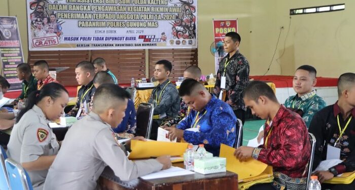 FOTO : HUMAS POLRES GUMAS/MATA KALTENG - Tim Asistensi biro SDM Polda Kalteng melakukan pengawasan terhadap proses penerimaan terpadu anggota Polri tahun 2024, di Aula Patria Tama Polres Gumas, Selasa, 23 April 2024.