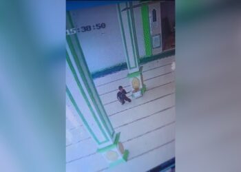FOTO: IST/MATAKALTENG - Hasil tangkapan layar dari rekaman video CCTV dengan durasi 46 detik yang memperlihatkan pelaku pencurian Kotak amal masjid Jami Noor Mukmin, Desa Jemaras, Kecamatan Cempaga.