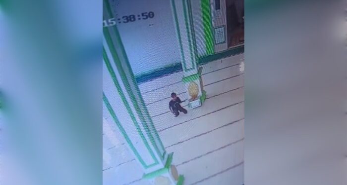 FOTO: IST/MATAKALTENG - Hasil tangkapan layar dari rekaman video CCTV dengan durasi 46 detik yang memperlihatkan pelaku pencurian Kotak amal masjid Jami Noor Mukmin, Desa Jemaras, Kecamatan Cempaga.
