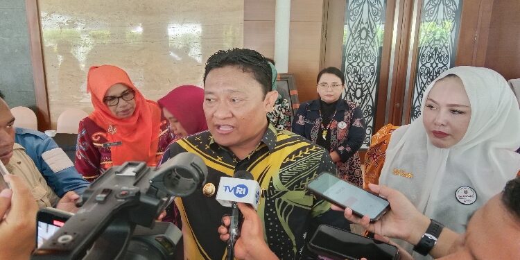 FOTO: IST/MATAKALTENG - Wakil Gubernur Kalimantan Tengah, Edy Pratowo saat diwawancarai wartawan media.