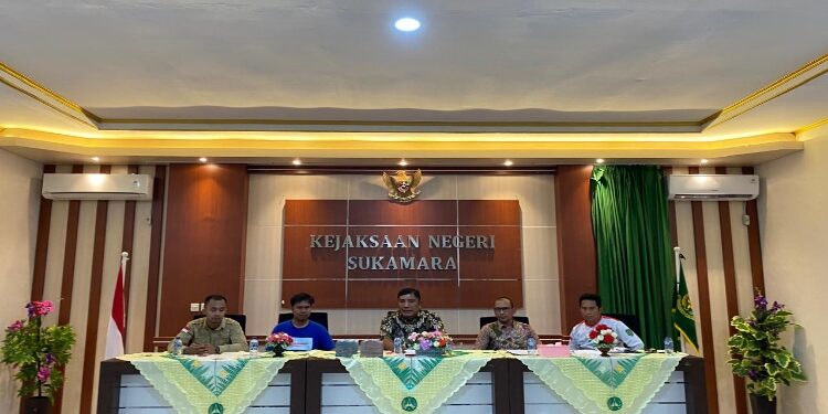 FOTO : AKH/MATAKALTENG - Pj Kades Petarikan saat mengembalikan dana desa di Kejaksaan Negeri Sukamara untuk disetorkan ke Kas Desa Petarikan Kecamatan Sukamara.
